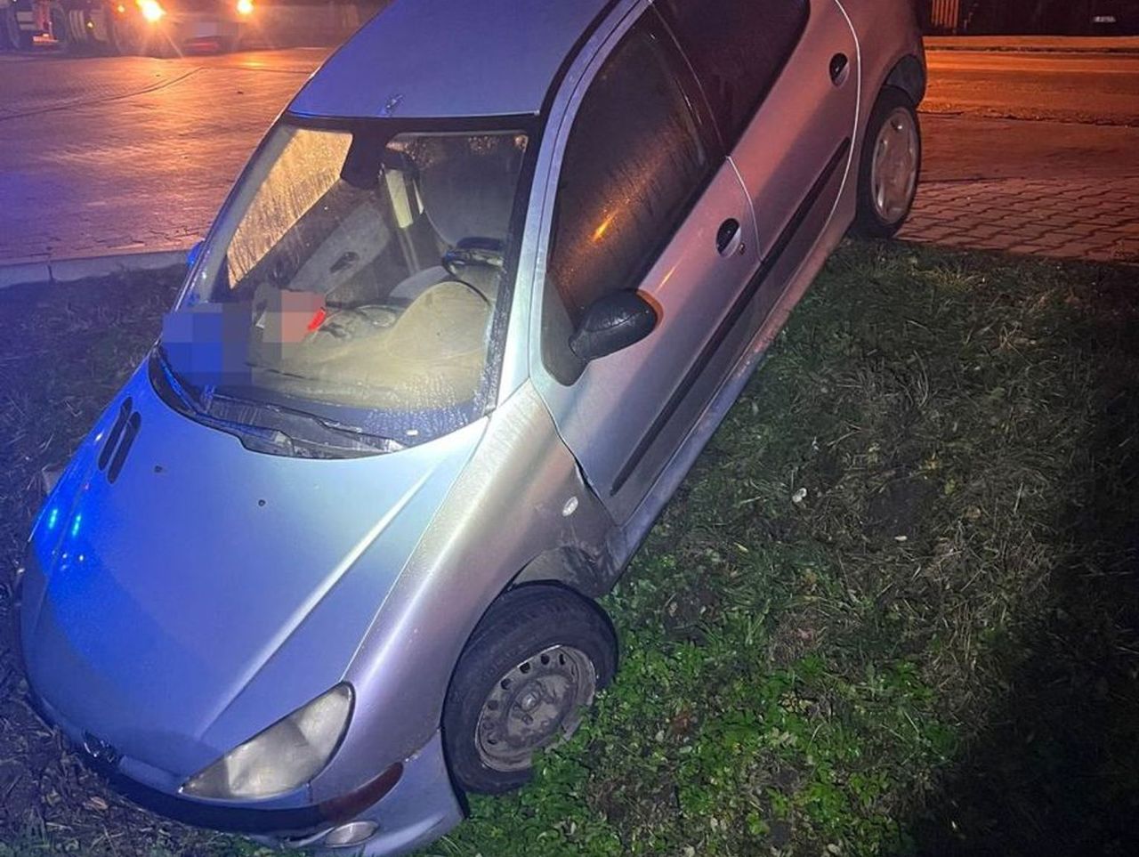 Łowicz: 82-latek miał ponad 2 promile. Skończył w rowie