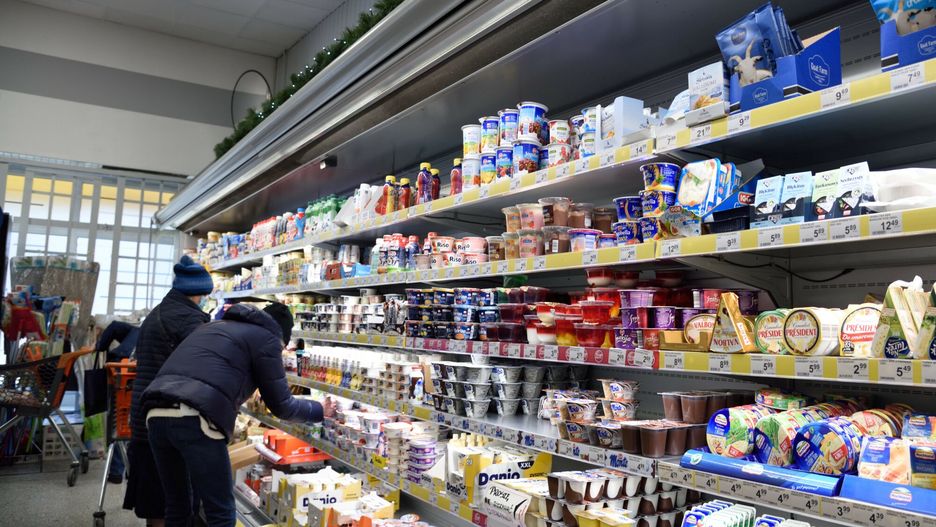 Inflacja - drogie zakupyFot. Bartlomiej Magierowski/EastNews. Wroclaw 2.12.2021. Supermarket Ponik. Inflacja i coraz wyzsze ceny wszystkich produktow. N/z: lodowka z serami i innym nabialem.Bartlomiej Magierowski