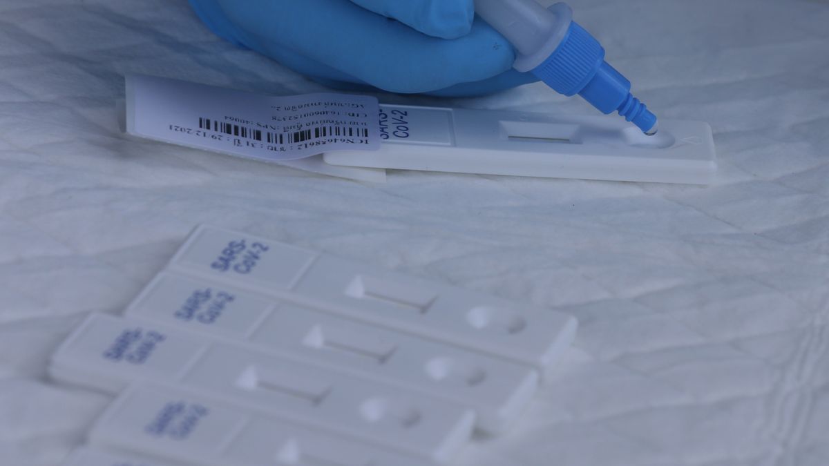 epa09659306 Thai health officials carry out antigen testing for COVID-19, at Mor Chit - Bangkok Bus Terminal, in Bangkok, Thailand, 29 December 2021. COVID-19 mass testing was conducted for those returing to Thailand for the New Year celebrations, to prevent the spread of coronavirus.  EPA/NARONG SANGNAK Dostawca: PAP/EPA.