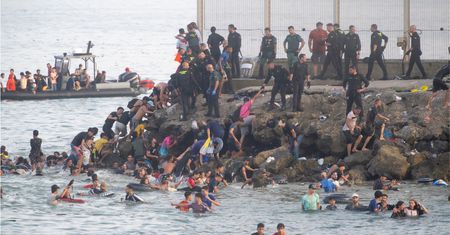 Ceuta pogrążona w chaosie. Setki osób szukają zaginionych bliskich