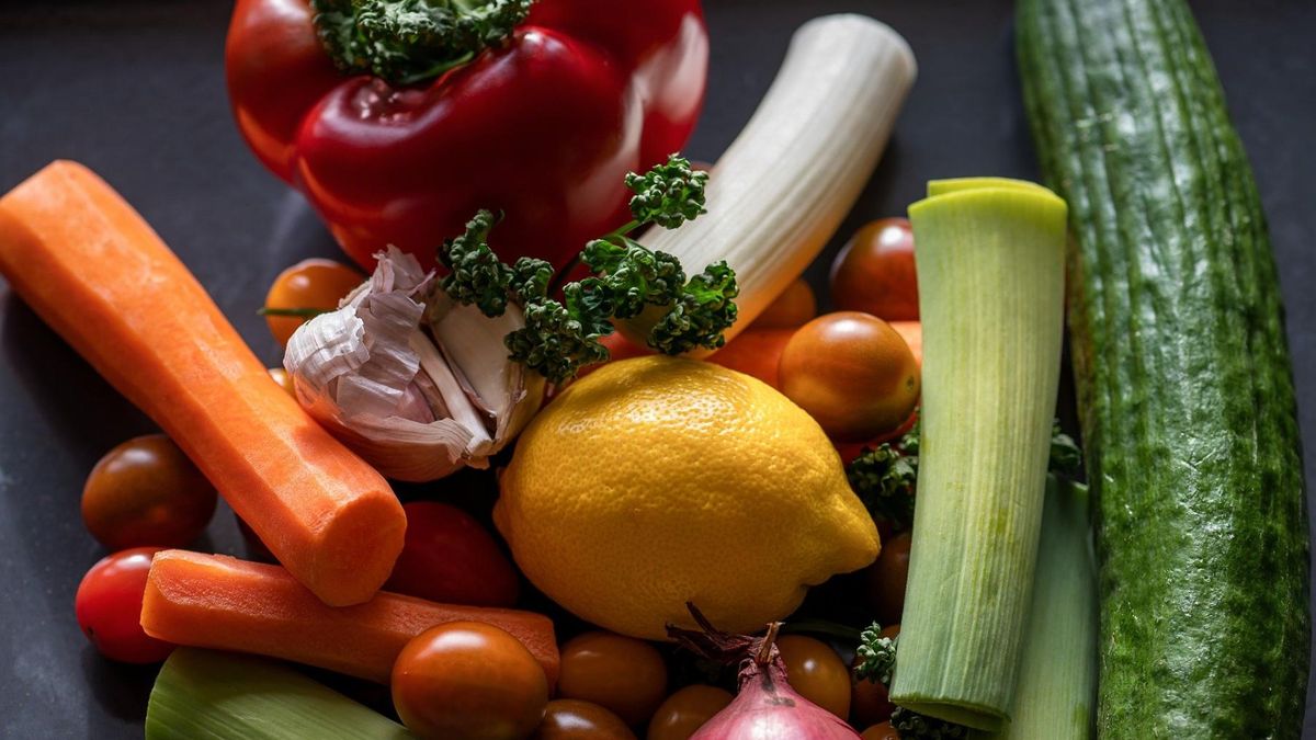 WHO zaleca, by spożywać co najmniej 500 g warzyw i owoców dziennie