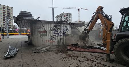 Myśleli, że kiosk jest pusty. Osłupieli, gdy przed rozbiórką zajrzeli do środka