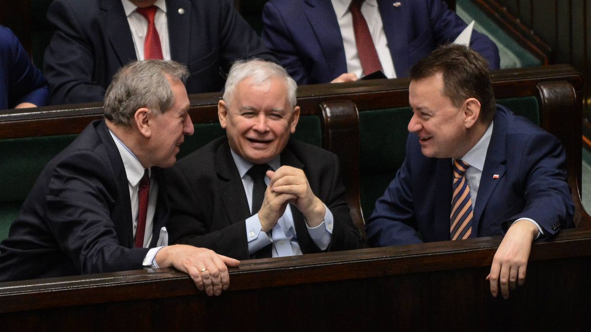 pos�owie
Jakub Kami�ski
8, 8., Henryk Kowalczyk, Jaros�aw Kaczy�ski, kadencja kadencji, kadencji, Mariusz B�aszczak, Obrady, �sma, �sma �smej, polityk polityka, Polityka, posiedzenie sejmu, posiedze� sejmowa, sala obrad, Sejm RP, tablet, VIII, VIII kadencja