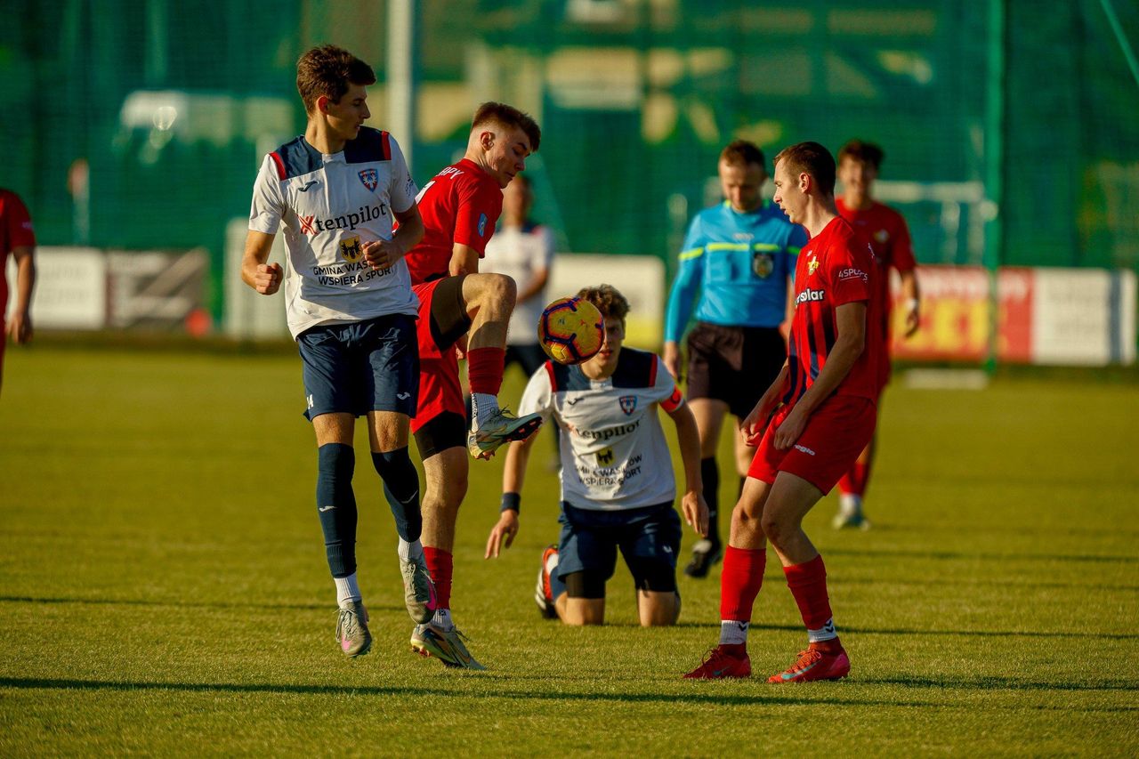 Klasa okręgowa. Lider z Łomży strzelił siedem goli Puszczy. Rezerwy KS-u Wasilków spisały się niewiele gorzej