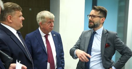 Ustawa o obronie ojczyzny już nowelizowana. "Nie zachowujmy się jak nastolatek w monopolowym"