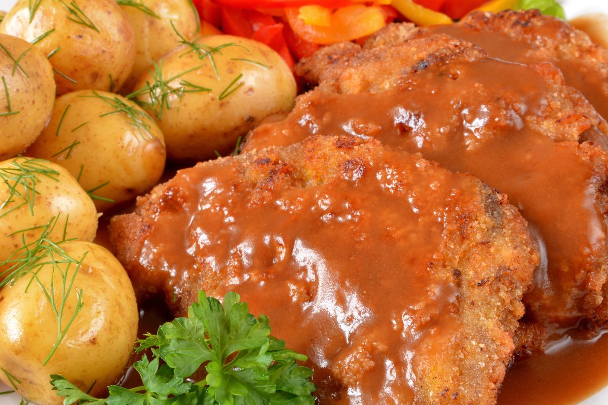 Pork chops in onion sauce