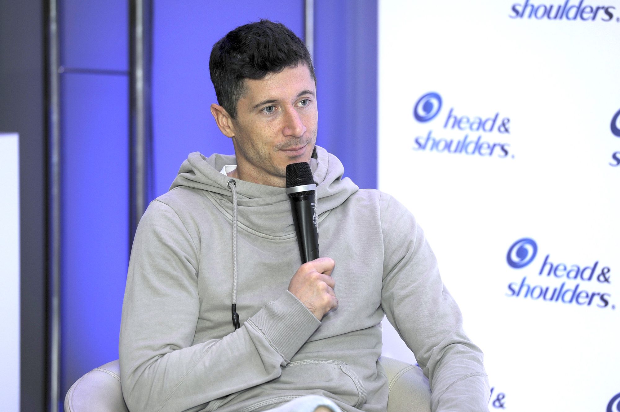Robert Lewandowski pociesza kibiców po przegranej ze Szwedami