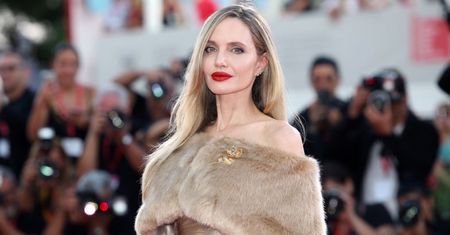 Angelina Jolie stawiła się na planie filmowym z wyraźnie KRÓTSZYMI włosami. Pasuje jej NOWA FRYZURA?