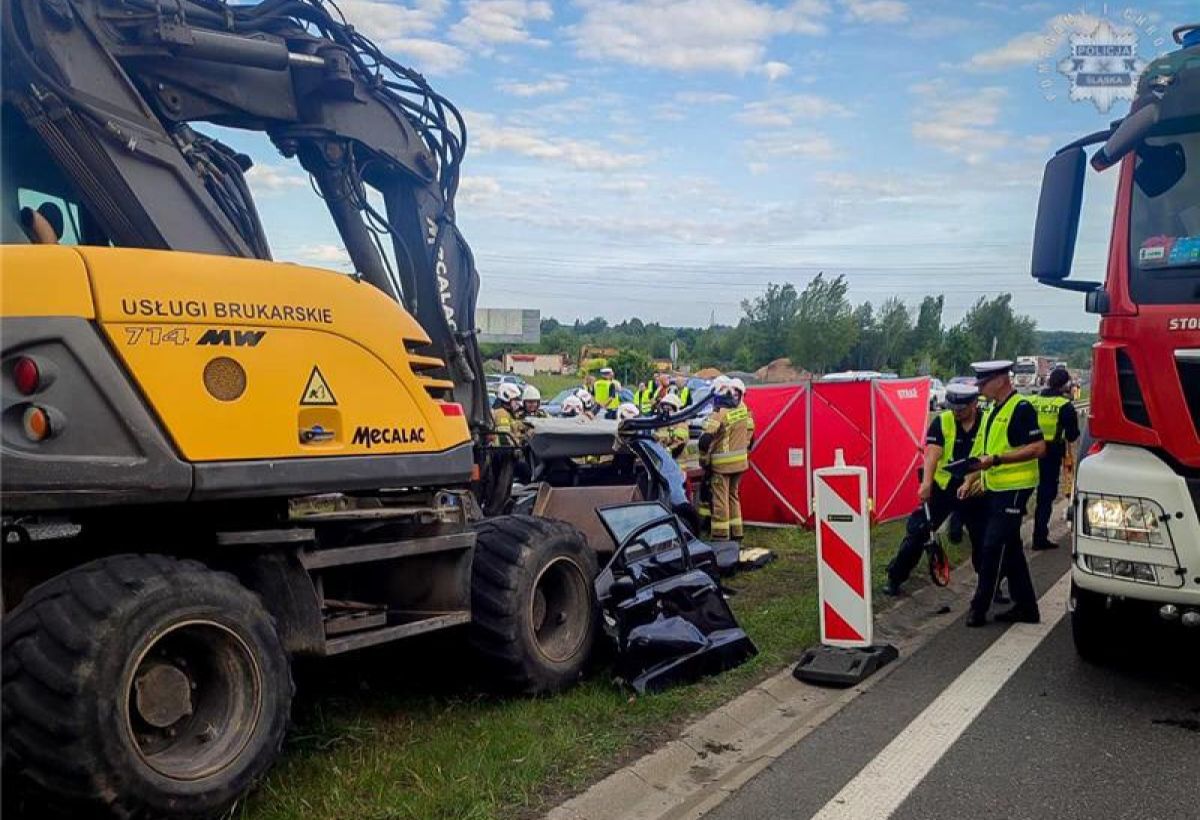 Śmiertelny wypadek na A4. Osobówka uderzyła w koparkę
