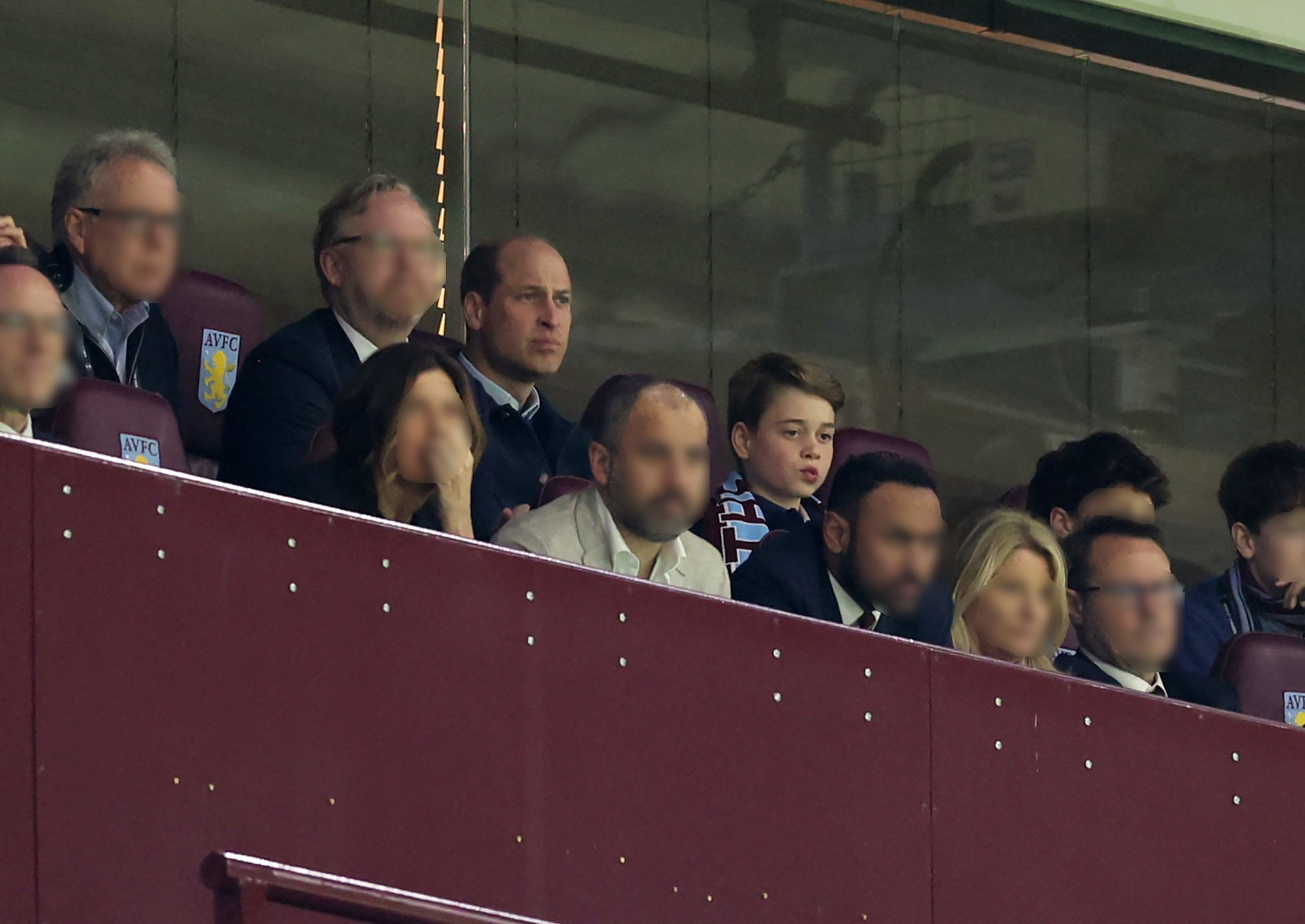 Książę William z Georgem na meczu