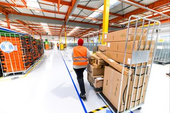 Gigant logistyczny sypnie groszem. Podwyżki w 12 magazynach w Polsce