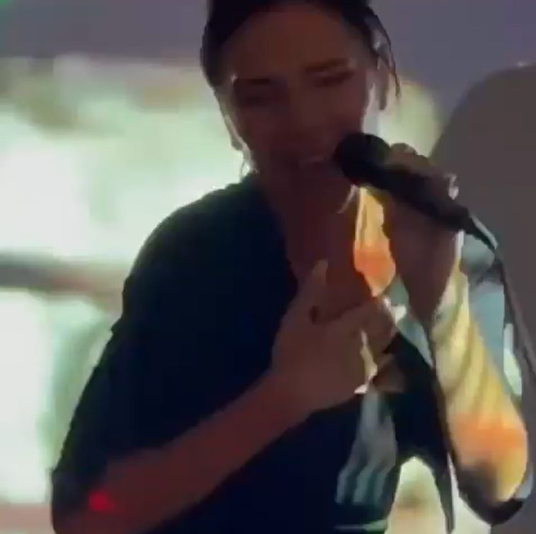 Victoria Beckham daje występ do piosenki Spice Girls