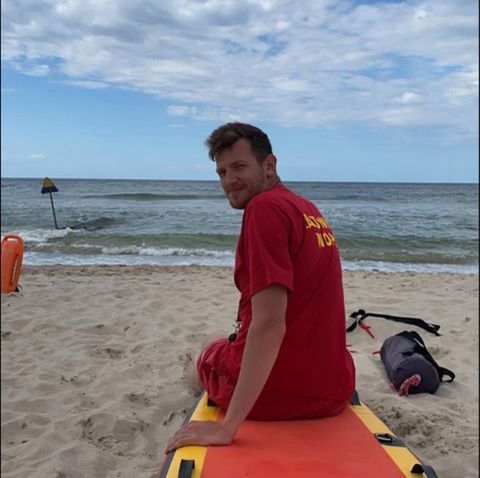 Ratownik ostrzega, że brawura i alkohol nad wodą prowadzą do tragedii