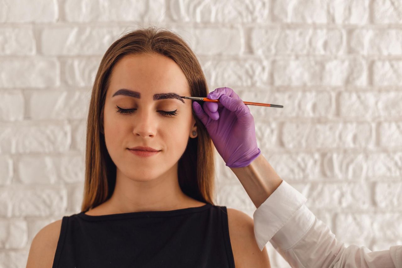 Henna do brwi - nakładanie na brwi, czego unikać