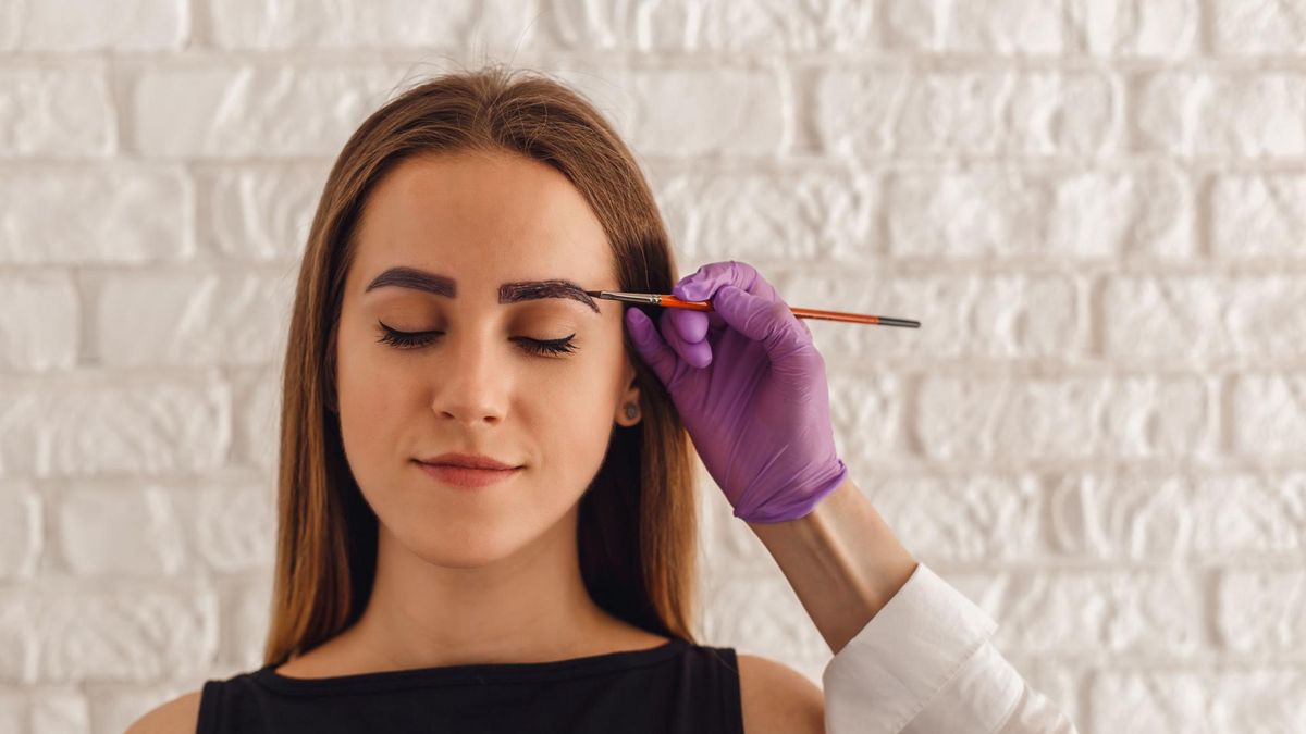 Gotowa henna do brwi powinna być nakładana od wewnętrznego krańca brwi w kierunku zewnętrznym