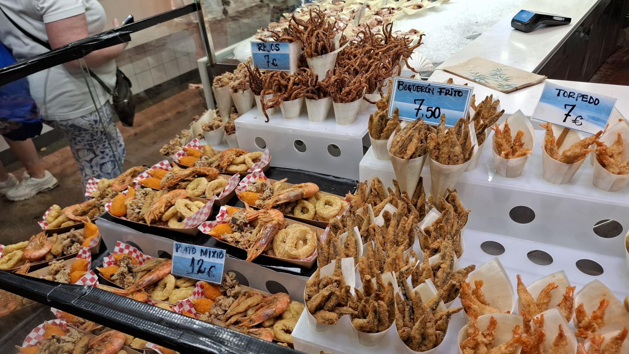 Przekąski na targu w Barcelonie