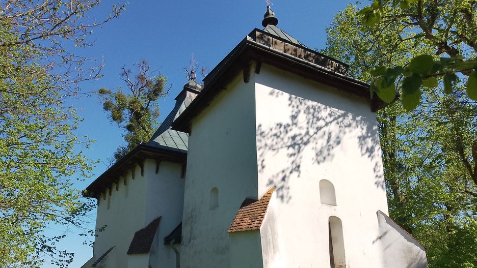 Cerkiew posiada harmonijną bryłę osadzoną w malowniczym krajobrazie Pogórza Przemyskiego.