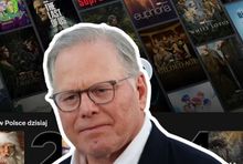 Szef WBD David Zaslav na tle grafiki z HBO Max