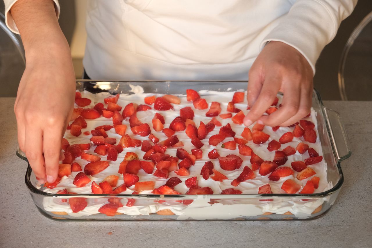 Tiramisu with strawberries