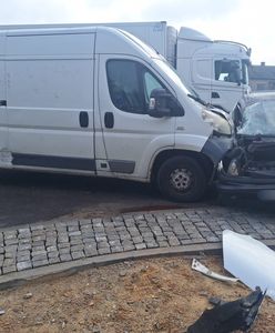 Zderzenie busa z mikrosamochodem. Pasażerka nie żyje