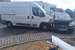 Zderzenie busa z mikrosamochodem. Pasażerka nie żyje
