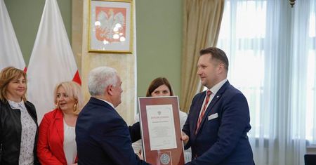 Wojewoda lubelski wręczył medale i dyplomy za walkę z ideologią LGBT