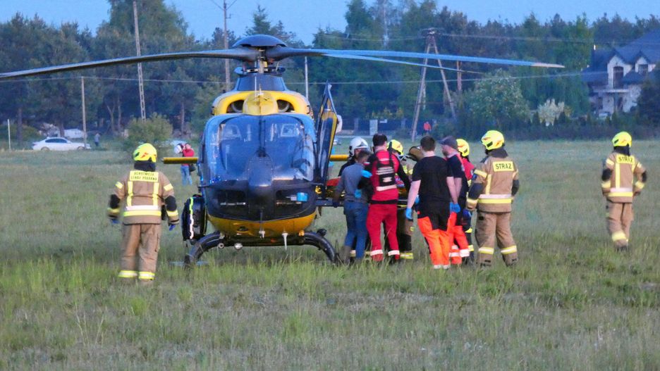 Wypadek z udzialłem samochodu i rowerzystów w Przypkach