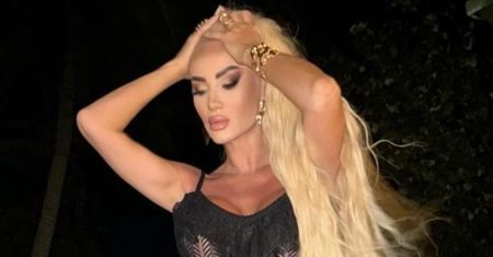 Wskoczyła w "nagą sukienkę". Flesz podkreślił strukturę materiału