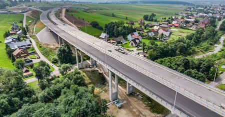 Kierowcy długo na to czekali. Drogowcy mocują wstęgę na nowej Zakopiance