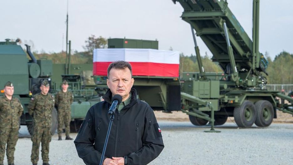 Mariusz Błaszczak na tle wyrzutni Patriot.