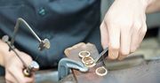 Dlaczego coraz więcej kobiet sięga po biżuterię handmade?