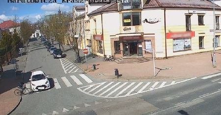 Rowerzysta wjechał na pasy i zderzył się z autem. Całe zdarzenie nagrał monitoring