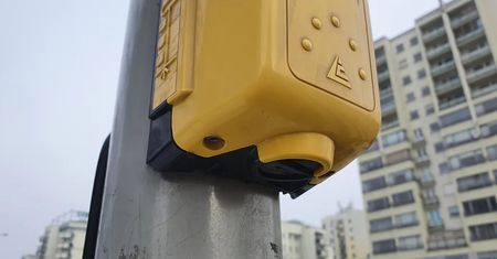 Ukryty przycisk na dole obudowy. Do czego służy?