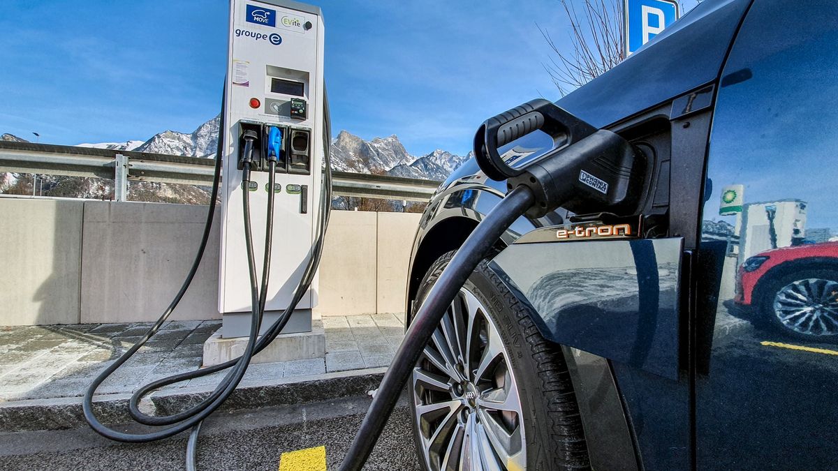 Ładowanie samochodu elektrycznego na ładowarce Ionity