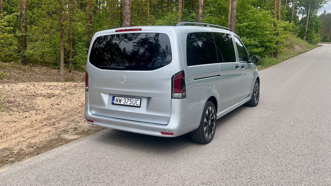 Po usunięciu oznaczeń modelowych, Vito Tourer niczym nie różni