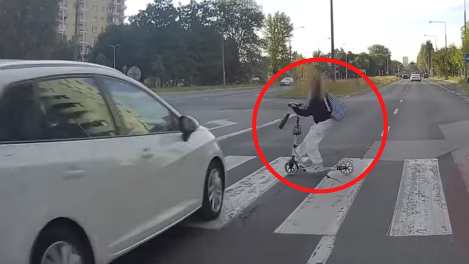 Warszawa. Dziecko na hulajnodze hamuje przed samochodem