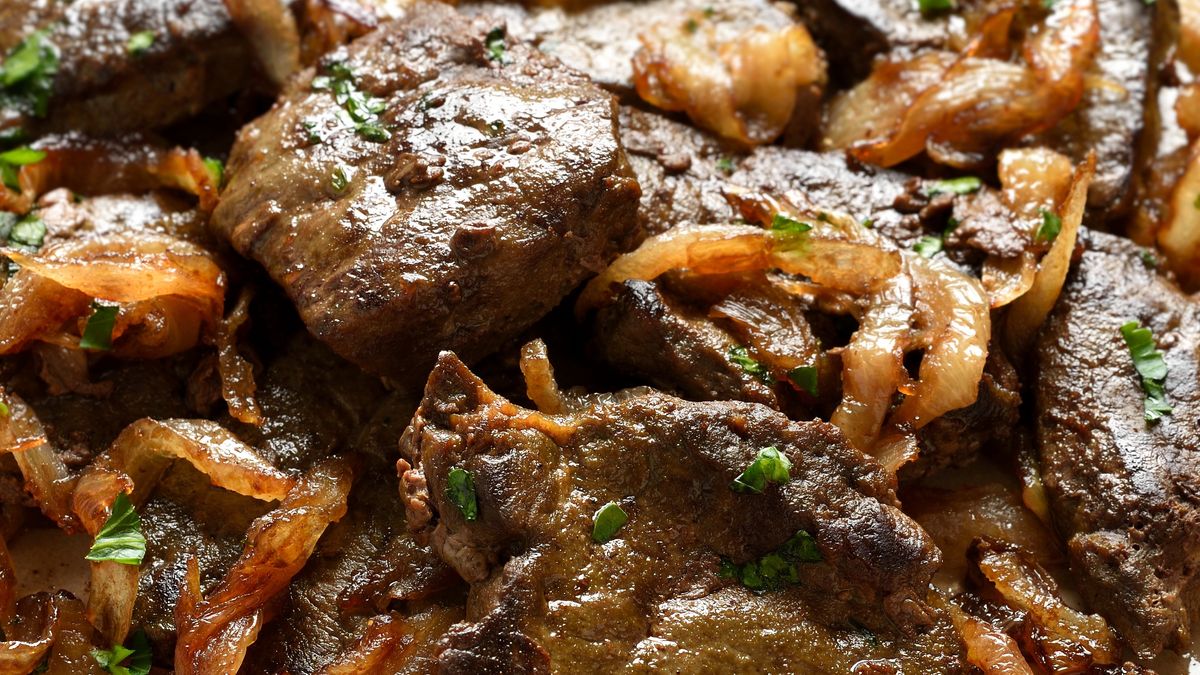 Wątróbka smażona z cebulką, która wygląda i smakuje genialnie