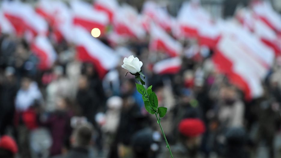 Białe róże to symbol pokojowej walki z faszyzmem