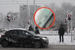 Dramatyczne warunki pogodowe. W autach tworzą się "drugie szyby"