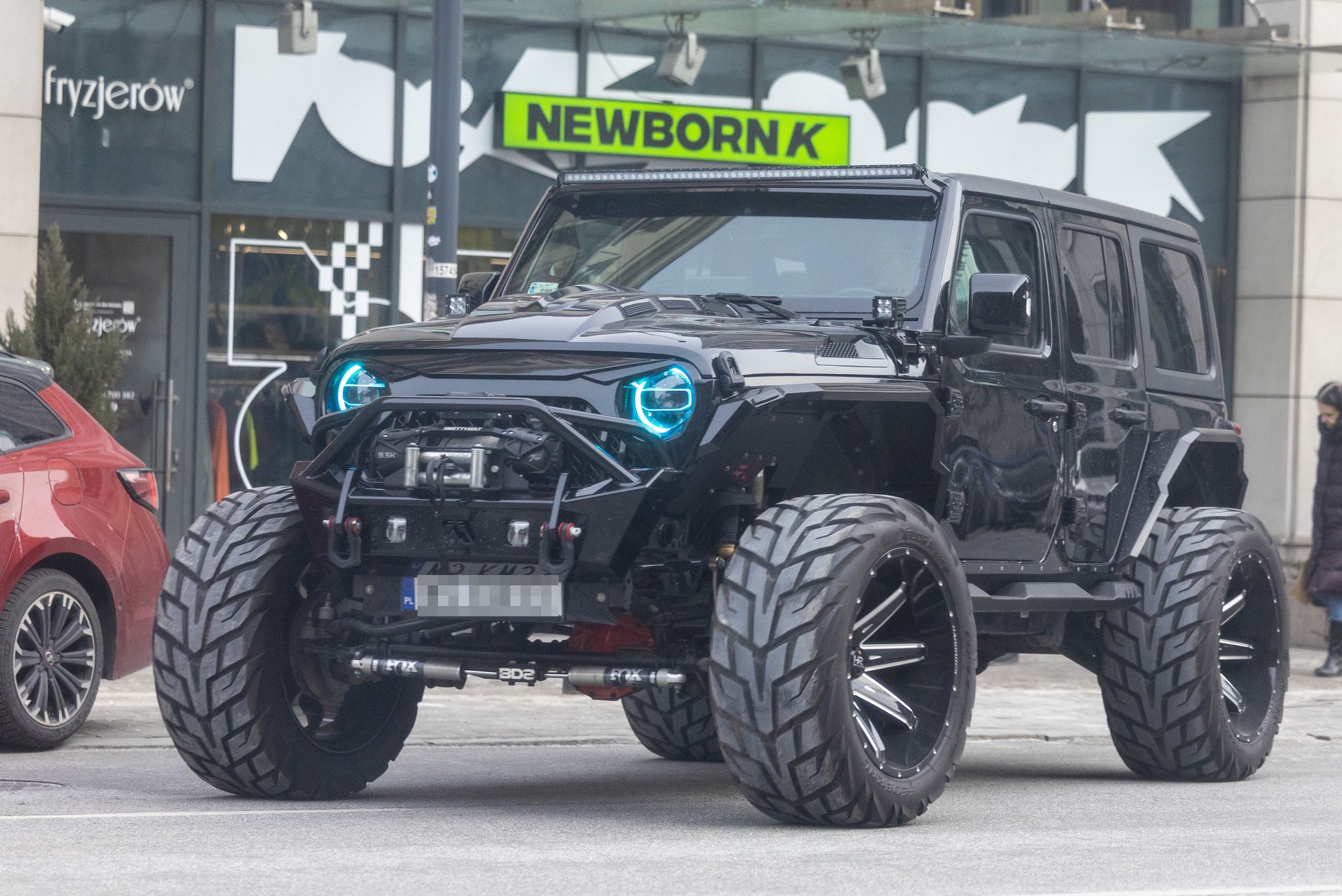 Kuba Wojewódzki wozi się po stolicy nową furą