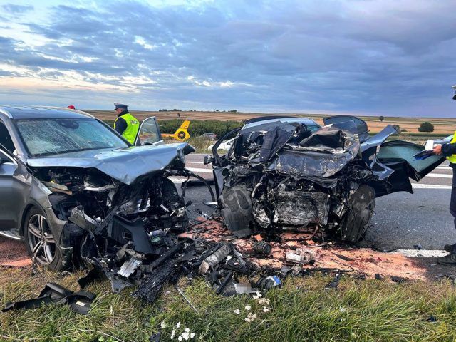 Tragiczny finał czołowego zderzenia BMW z mercedesem. Jedna osoba nie żyje (wideo, zdjęcia)