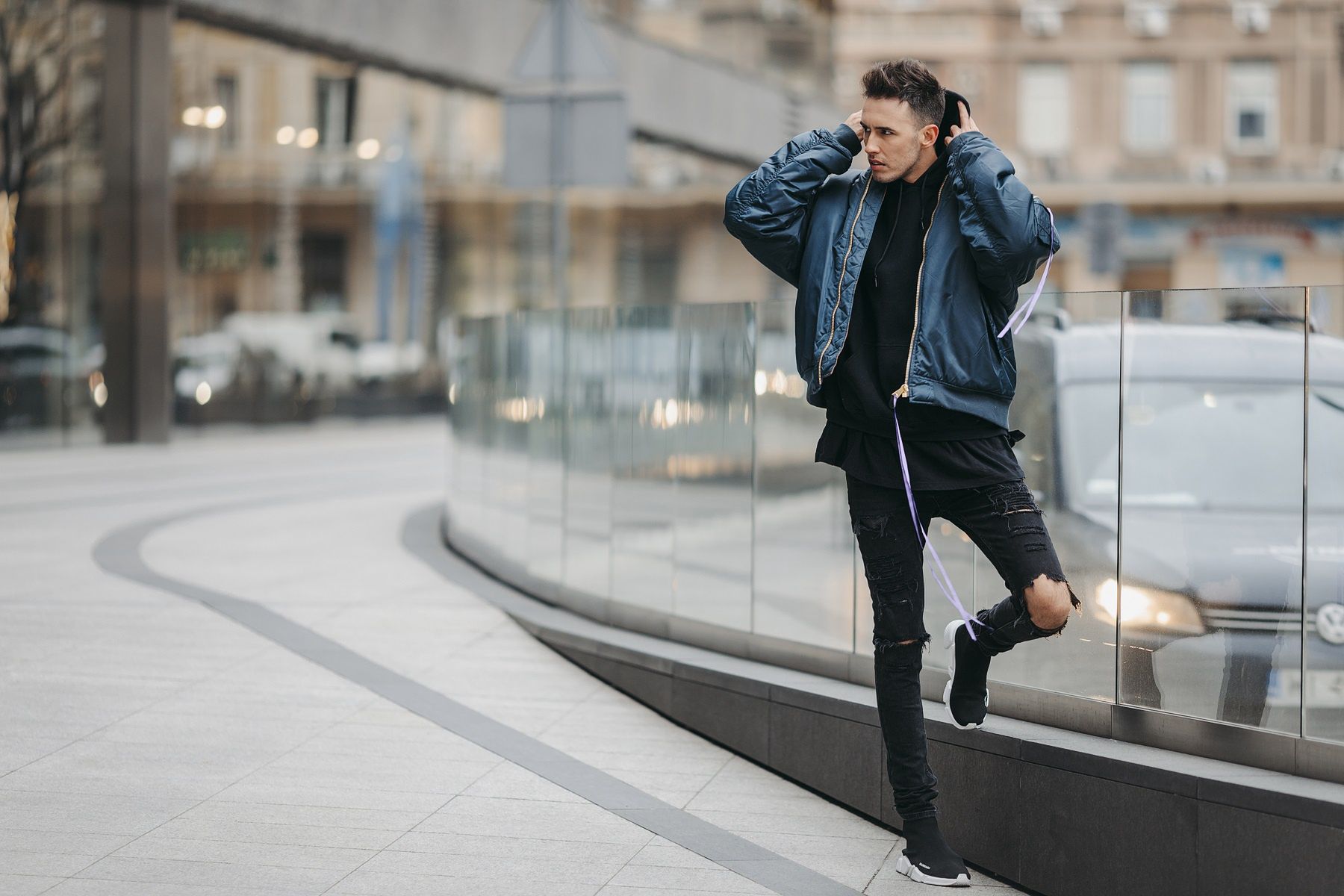 Męska stylizacja z butami sportowymi