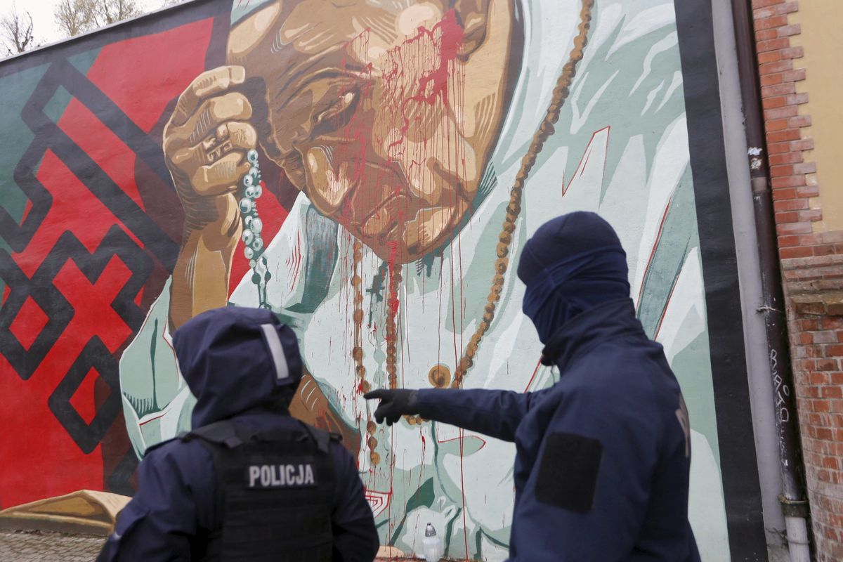 Policja przed zniszczonym muralem we Wrocławiu