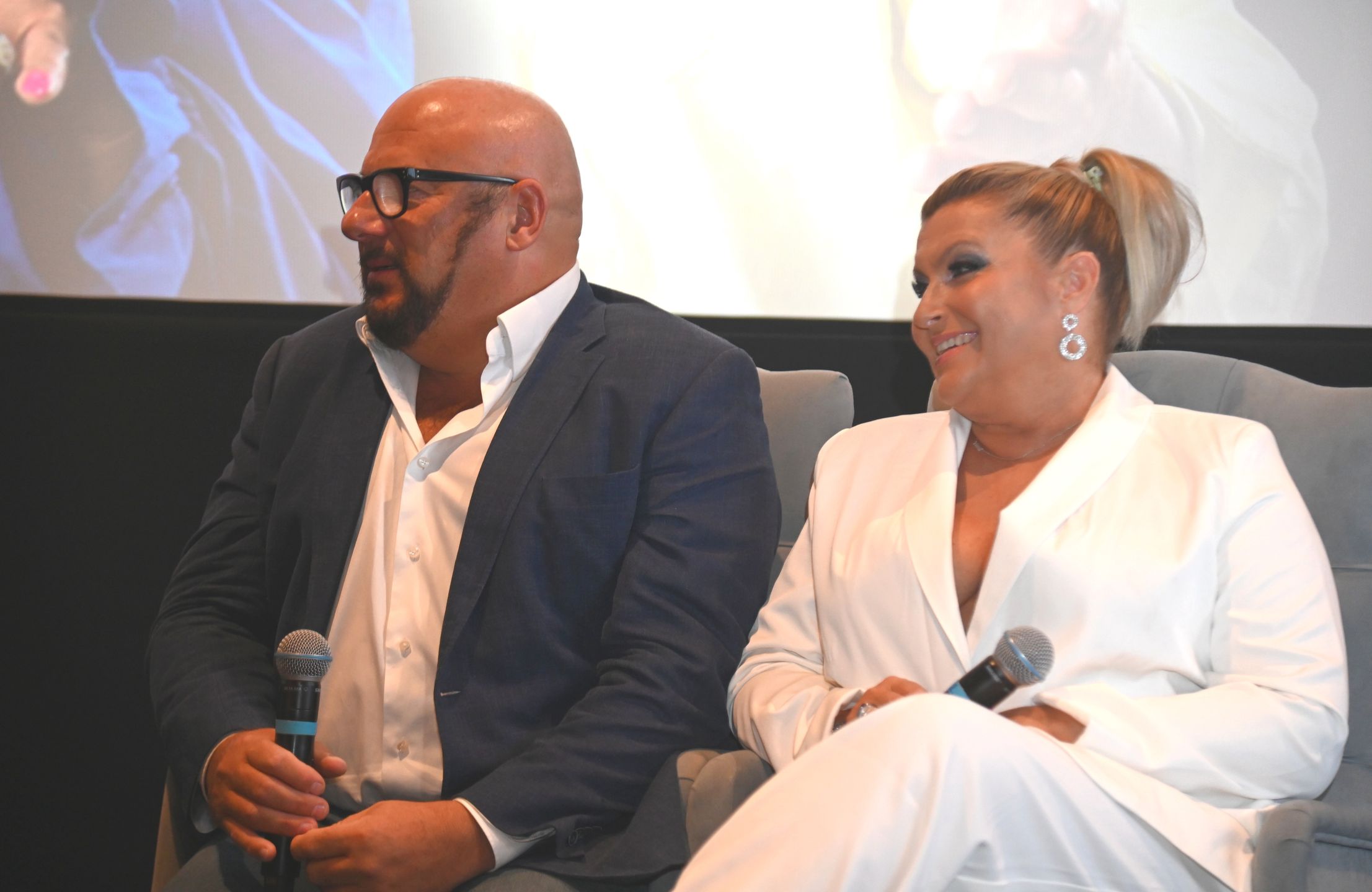 Katarzyna Skrzynecka w białym garniturze