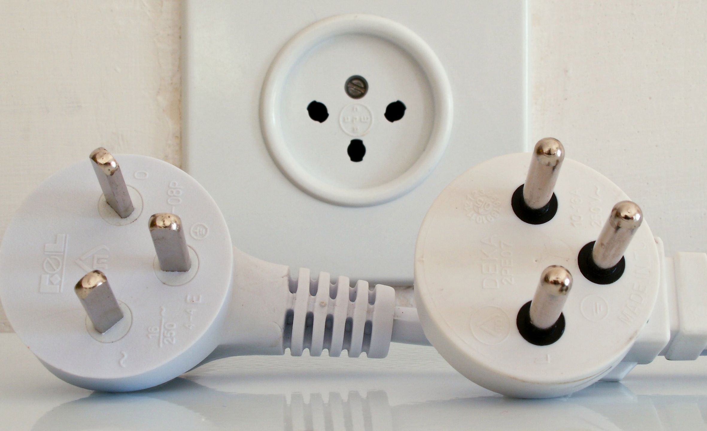 Dlaczego gniazdka elektryczne są różne w różnych krajach? 3