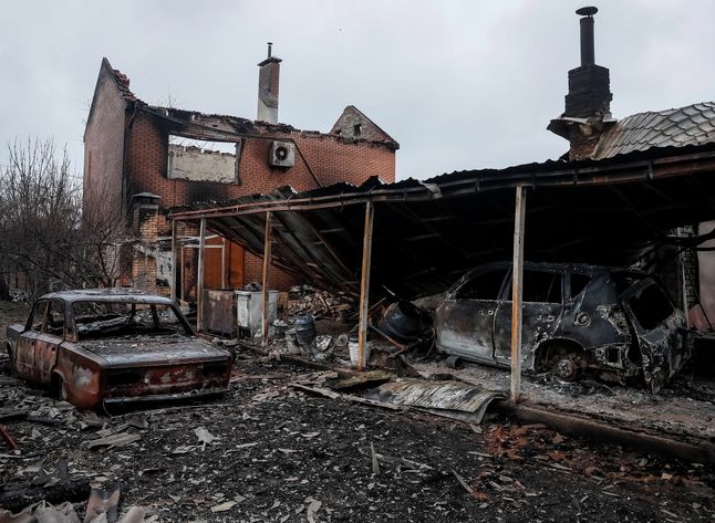 Zniszczony dom w miejscowości Kozarowicze w obwodzie kijowskim.