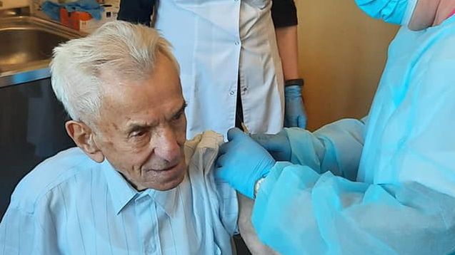 Szczepienia na COVID. Pan Stanisław wkrótce świętować będzie 111. urodziny. Właśnie został zaszczepiony