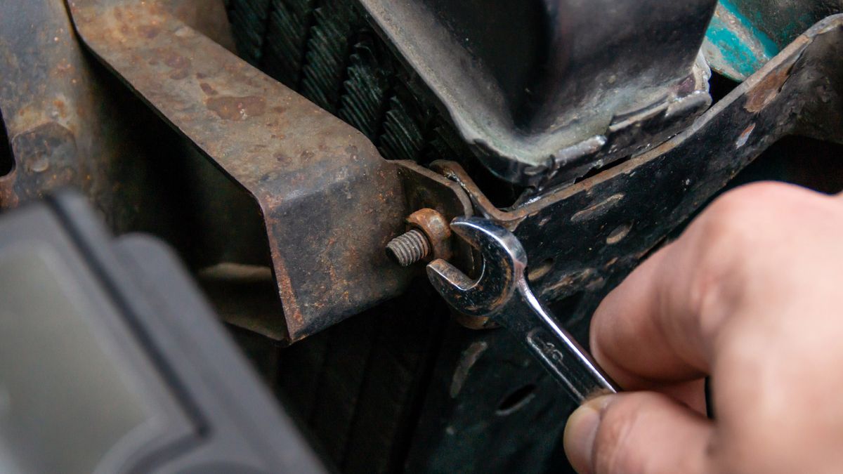 Obrobiona nakrętka lub łeb śruby mogą zepsuć popołudniowe majsterkowanie