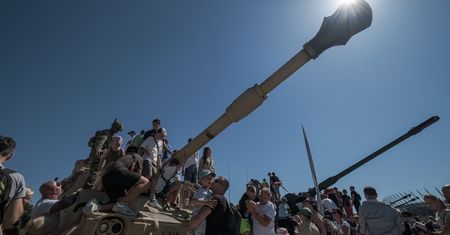 Gorąco na defiladzie. Interweniowali ratownicy