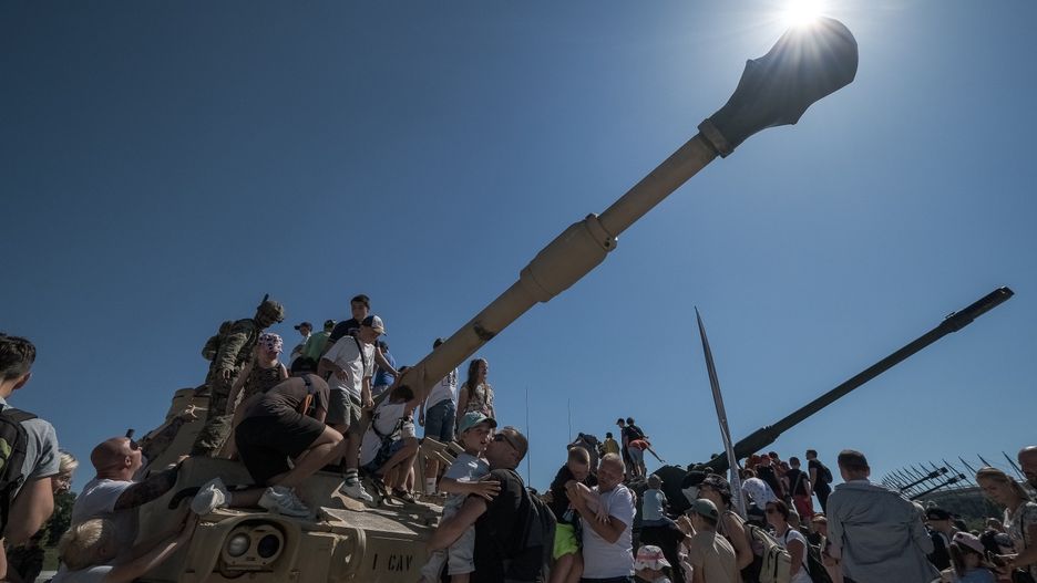 Przez centrum Warszawy przeszła defilada z okazji Święta Wojska Polskiego